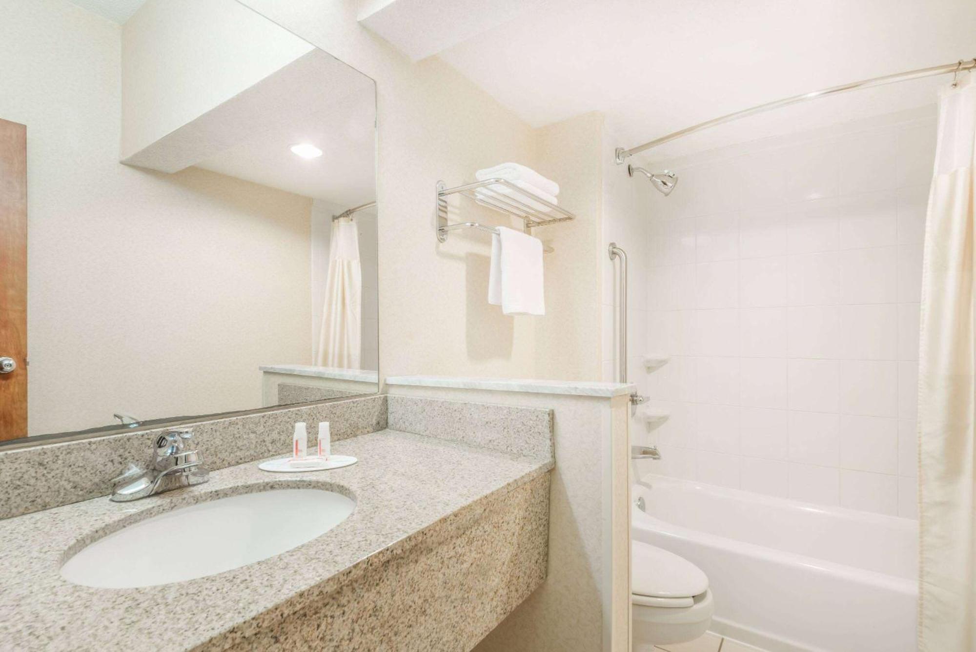 Baymont By Wyndham Greensburg Extérieur photo