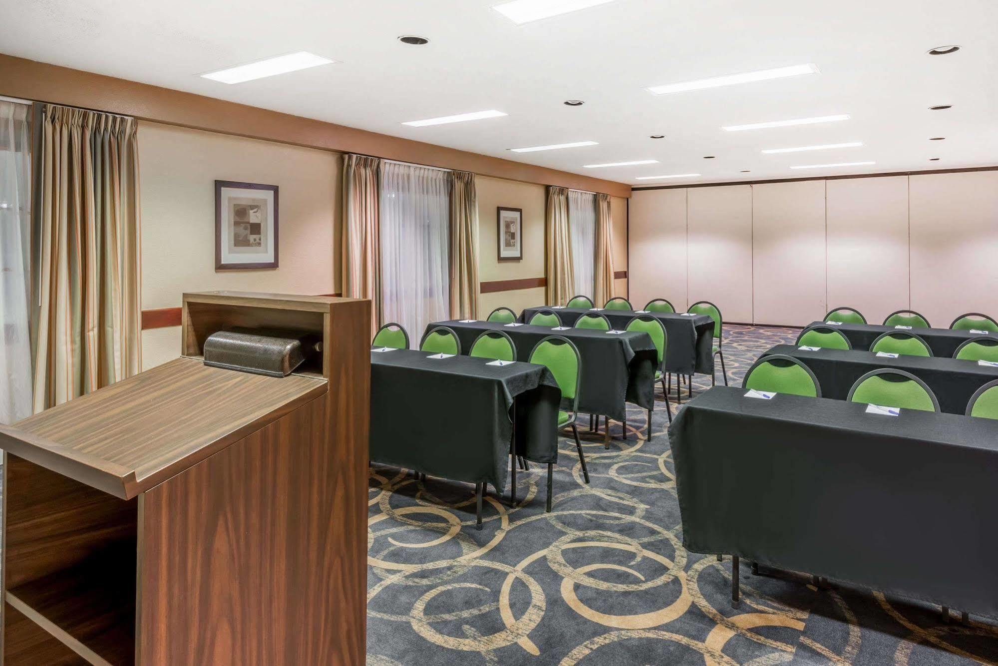 Baymont By Wyndham Greensburg Extérieur photo